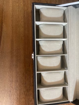 Caja para relojes con tapa de cristal.