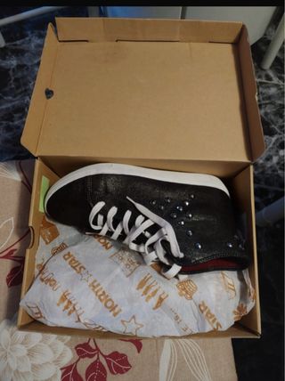 Scarpe North Star nere e argento con borchie