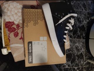 Scarpe North Star nere e argento con borchie