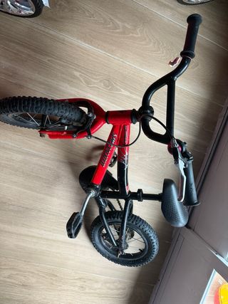 Bicicleta infantil Specialized roja