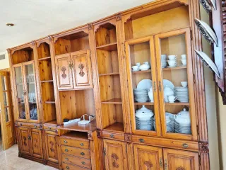 Mueble de madera con vitrinas