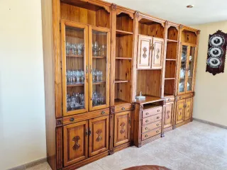 Mueble de madera con vitrinas
