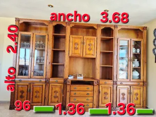 Mueble de madera con vitrinas