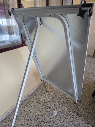 Pizarra expositor con soporte para papel