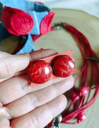 Set di gioielli rossi e celesti