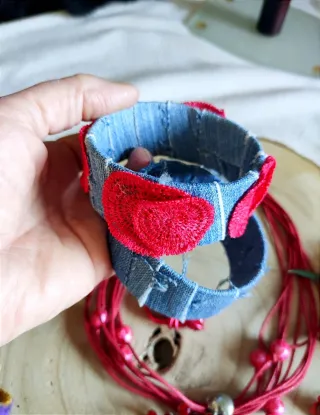 Set di gioielli rossi e celesti