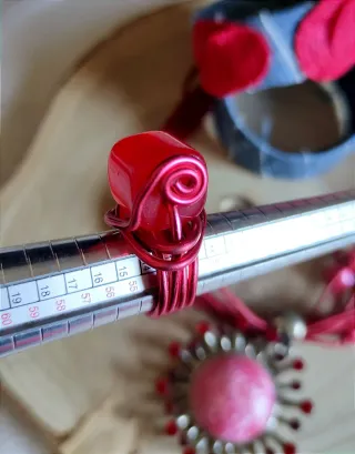 Set di gioielli rossi e celesti