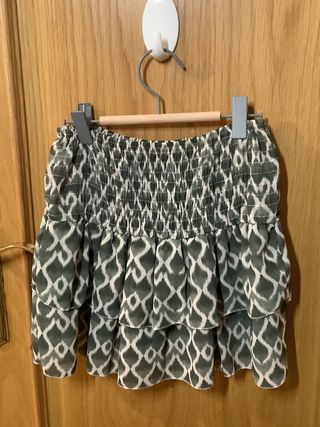 Lote de 3 faldas y dos vestidos.