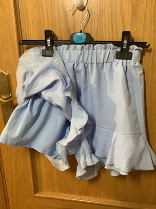 Lote de 3 faldas y dos vestidos.