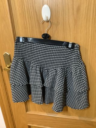 Lote de 3 faldas y dos vestidos.