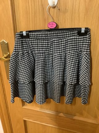 Lote de 3 faldas y dos vestidos.