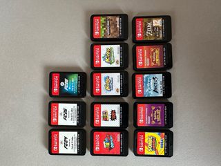 Pacchetto di vendita o parti per Nintendo Switch: controller e giochi