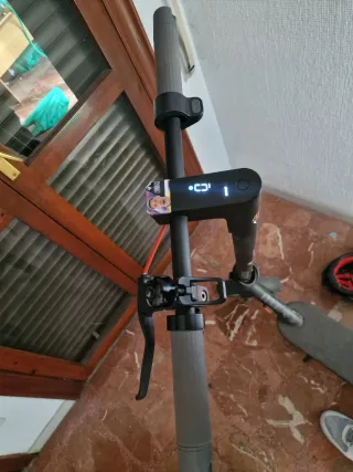 Patinete eléctrico Xiaomi con casco y cargador