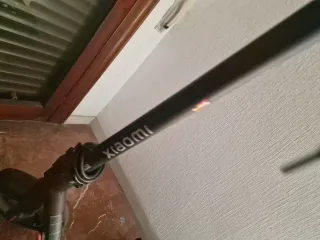 Patinete eléctrico Xiaomi con casco y cargador