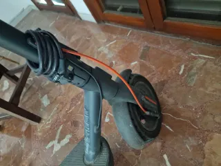 Patinete eléctrico Xiaomi con casco y cargador