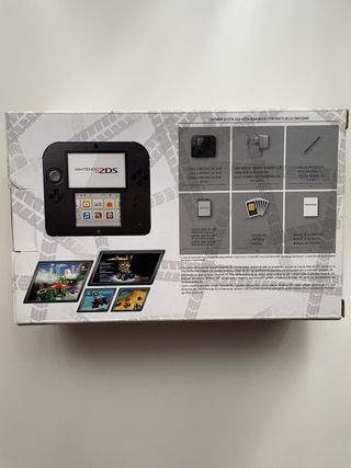 Nintendo 2DS Negra con Mario Kart 7.