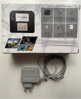 Nintendo 2DS Negra con Mario Kart 7.