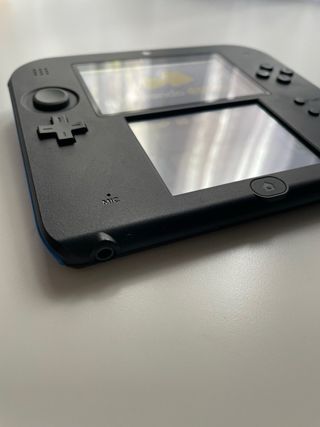 Nintendo 2DS Negra con Mario Kart 7.