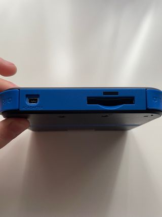 Nintendo 2DS Negra con Mario Kart 7.