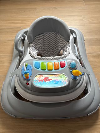 Andador infantil gris con juegos