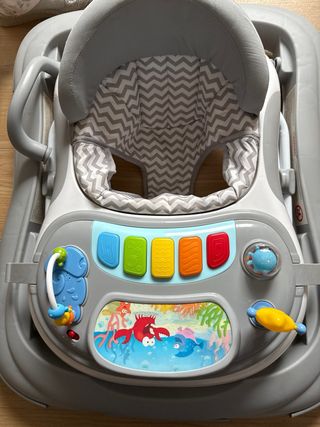 Andador infantil gris con juegos