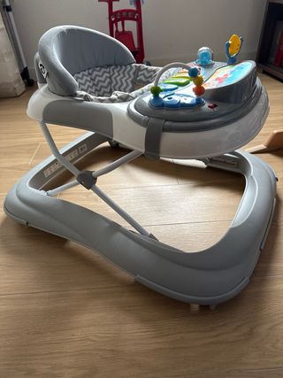 Andador infantil gris con juegos