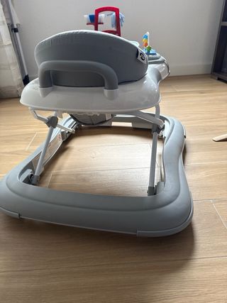 Andador infantil gris con juegos