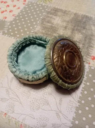 2 scatoline in argento, ceramica e stoffa