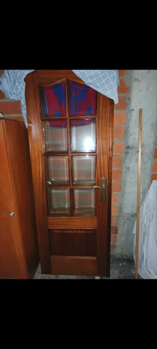 2 Puertas  de madera con cristal transparente.