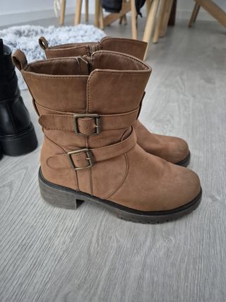 Botines café con hebillas