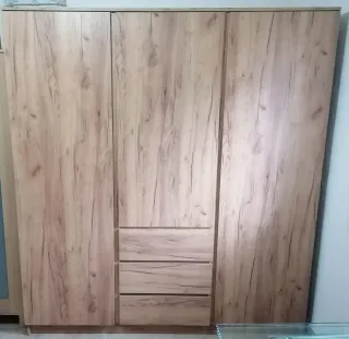 Armario de madera color beige y marrón