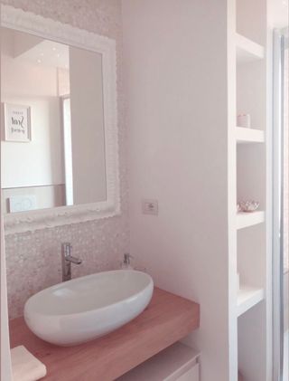 Specchio con cornice bianca