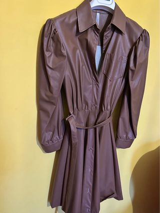 Abito in ecopelle marrone