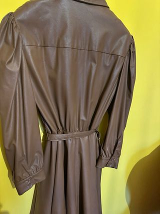 Abito in ecopelle marrone