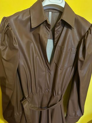 Abito in ecopelle marrone