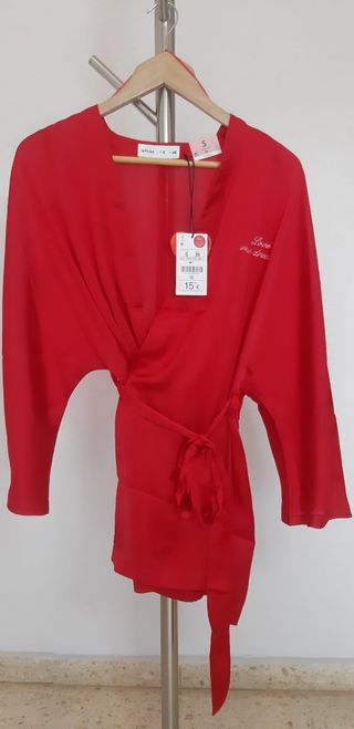 Bata de satén color rojo con bordado en rosa. De L