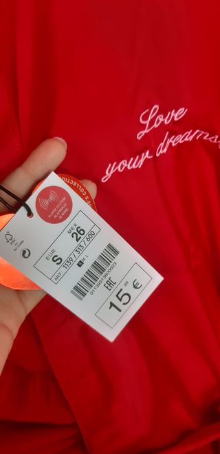 Bata de satén color rojo con bordado en rosa. De L