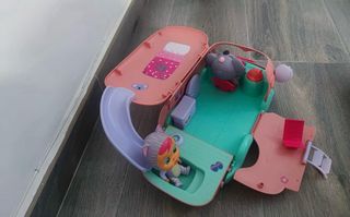 Caravana Koali con muñeca y accesorios