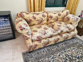 Sofá de tela floral beige