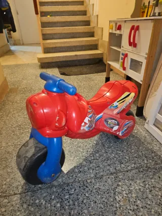 Moto correpasillos roja y azul