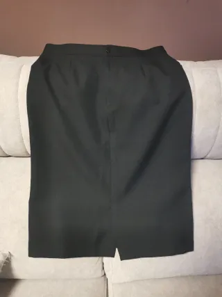 Falda negra forrada. Talla 46( 84 cm cintura)