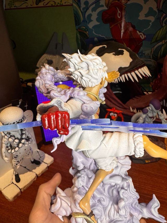 Luffy Gear 5 en resina, pintada a mano