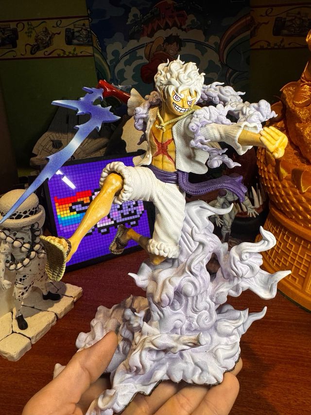 Luffy Gear 5 en resina, pintada a mano