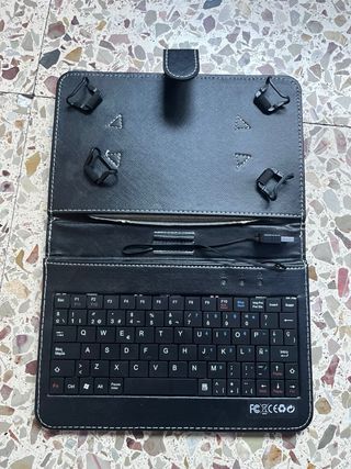 Funda tablet 7–10” con teclado por cable