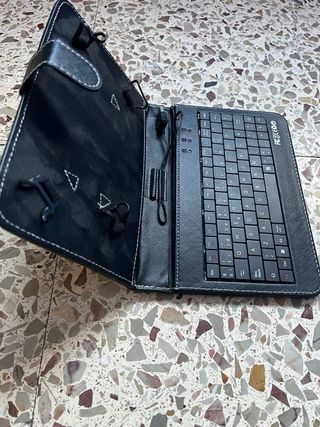 Funda tablet 7–10” con teclado por cable