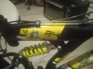 Bicicleta negra y amarilla para jóvenes