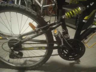 Bicicleta negra y amarilla para jóvenes