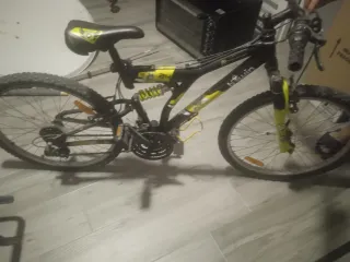 Bicicleta negra y amarilla para jóvenes