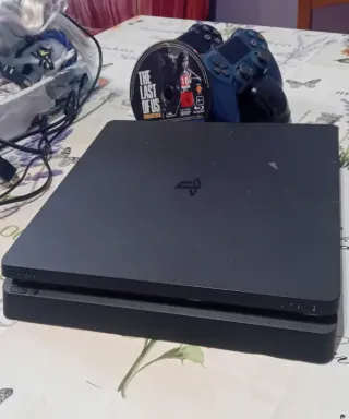 PS4 (PlayStation 4) + The Last of Us Remastered