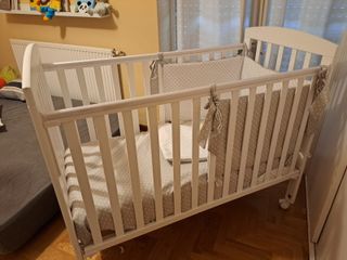 Cuna blanca con ruedas sin usar